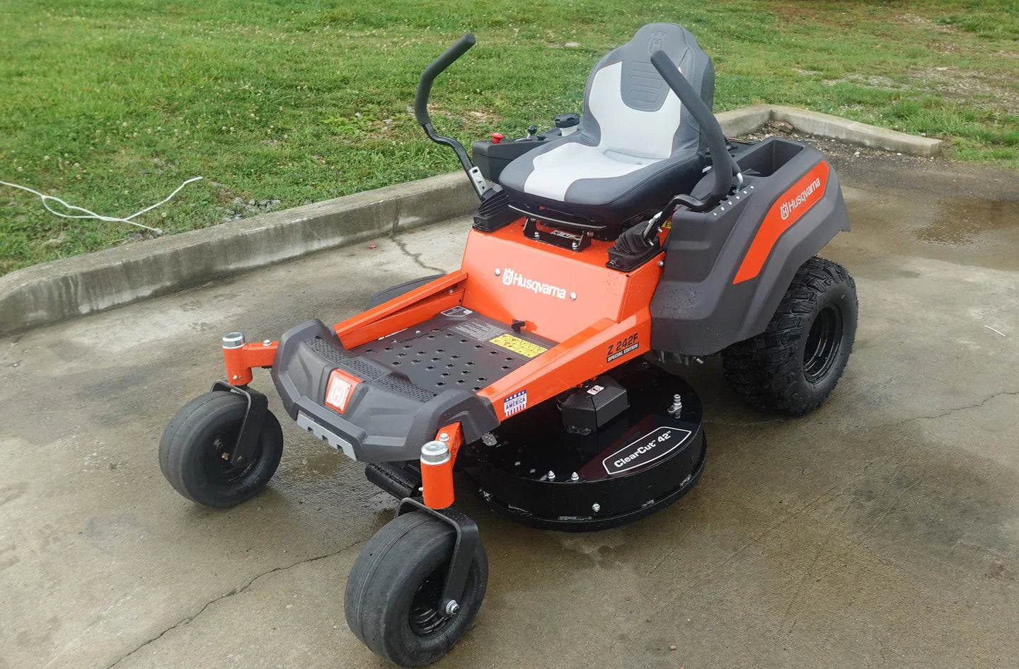 Husqvarna Z242F Special Edition 42″ Zero Turn Mower 21.5HP KAW (Scratch and Dent) Nibeza Style