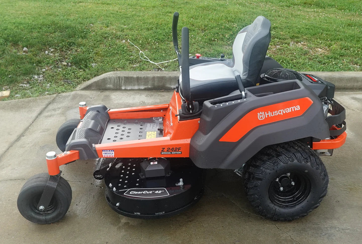 Husqvarna Z242F Special Edition 42″ Zero Turn Mower 21.5HP KAW (Scratch and Dent) Nibeza Style